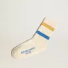 Getragene weiße Kindersocken mit Used-Details und zweifarbigen Streifen in leuchtendem Blau und Senfgelb