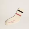 Getragene weiße Kindersocken mit Used-Details und zweifarbigen Streifen in Lila und Blau