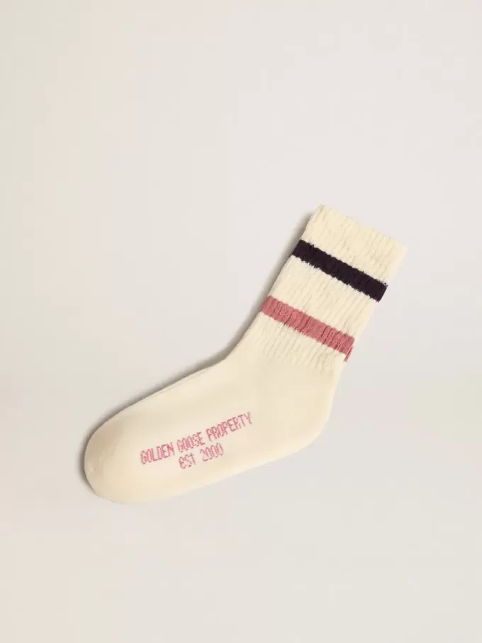 Getragene weiße Kindersocken mit Used-Details und zweifarbigen Streifen in Lila und Blau