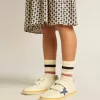 Getragene weiße Kindersocken mit Used-Details und zweifarbigen Streifen in Lila und Blau