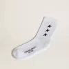 Getragene weiße Socken mit kontrastierenden schwarzen Sternen