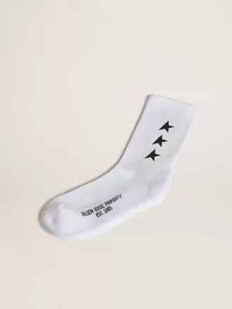 Getragene weiße Socken mit kontrastierenden schwarzen Sternen