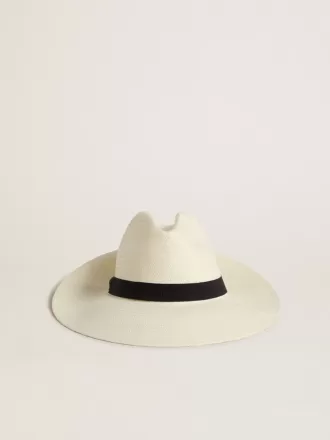 Goldener Fedora-Hut aus weißem Stroh mit schwarzem Band und Meeresprint unter der Krempe