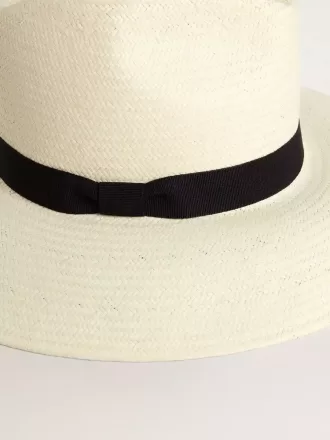 Goldener Fedora-Hut aus weißem Stroh mit schwarzem Band und Meeresprint unter der Krempe