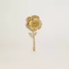 Goldfarbene Brosche mit Blumenmuster