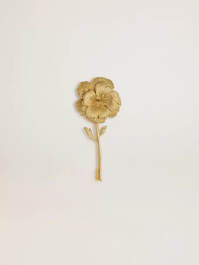 Goldfarbene Brosche mit Blumenmuster