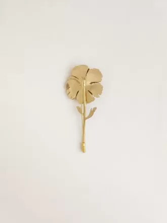 Goldfarbene Brosche mit Blumenmuster