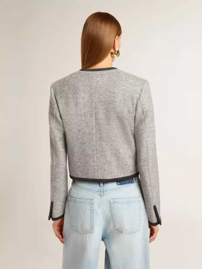 Graue Damenjacke aus Wolle und Seide mit schwarzem Wildledereinsatz Graue Damenjacke aus Wolle und Seide mit schwarzem Wildledereinsatz