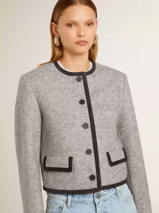 Graue Damenjacke aus Wolle und Seide mit schwarzem Wildledereinsatz Graue Damenjacke aus Wolle und Seide mit schwarzem Wildledereinsatz