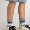 Graue Kindersocken mit Used-Details und Streifen in Altweiß und Blau