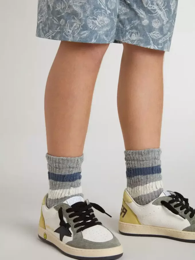 Graue Kindersocken mit Used-Details und Streifen in Altweiß und Blau