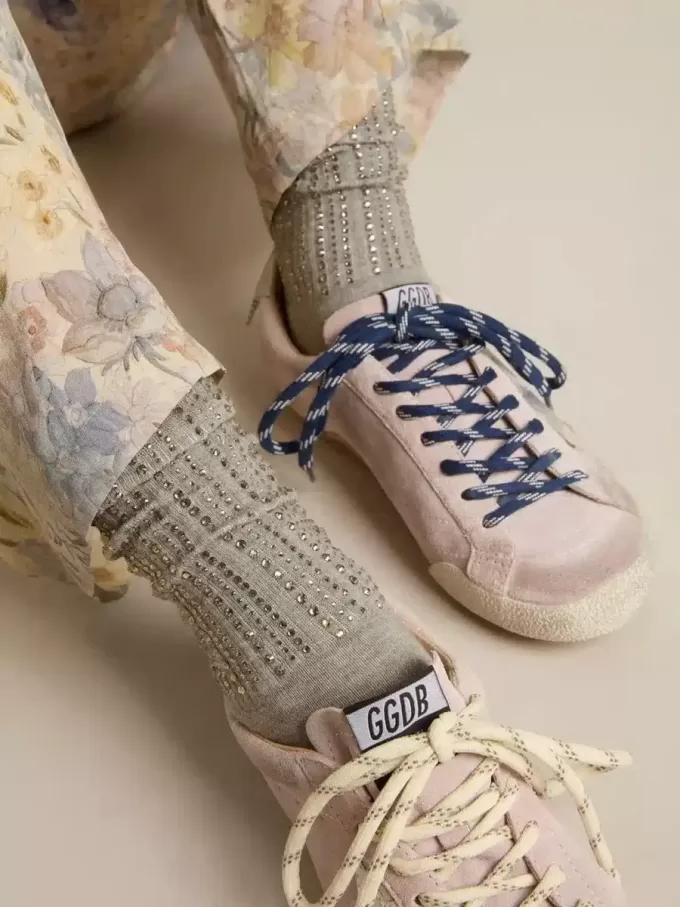 Graue Socken mit Kristallen am Schaft Graue Socken mit Kristallen am Schaft
