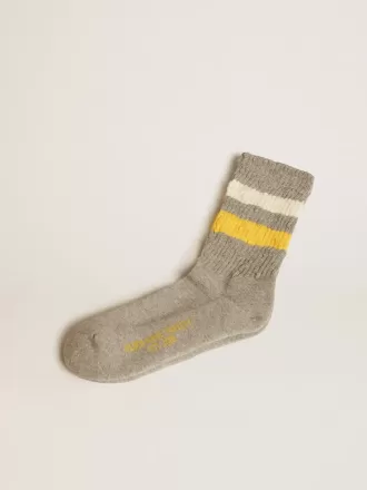 Graue Socken mit Used-Look-Details und gelben und weißen Streifen