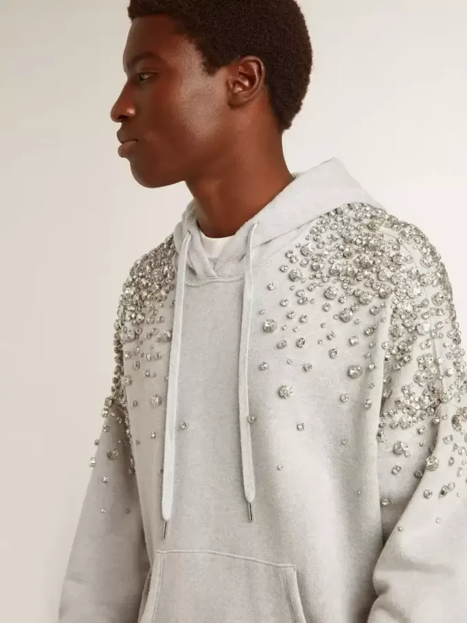 Graues Kapuzensweatshirt mit Kristallverzierung