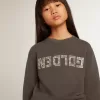 Graues Sweatshirt im Used-Look mit Kristallbeschriftung Graues Sweatshirt im Used-Look mit Kristallbeschriftung