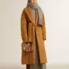 Graumeliertes Wollkleid mit Rippstruktur und hohem Kragen Graumeliertes Wollkleid mit Rippstruktur und hohem Kragen