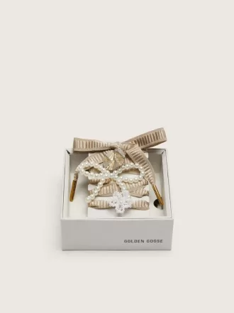 Hautfarbene „Sparkling”-Beige bestickte Schnürsenkel mit applizierten Perlenanhängern und goldenem Anhänger