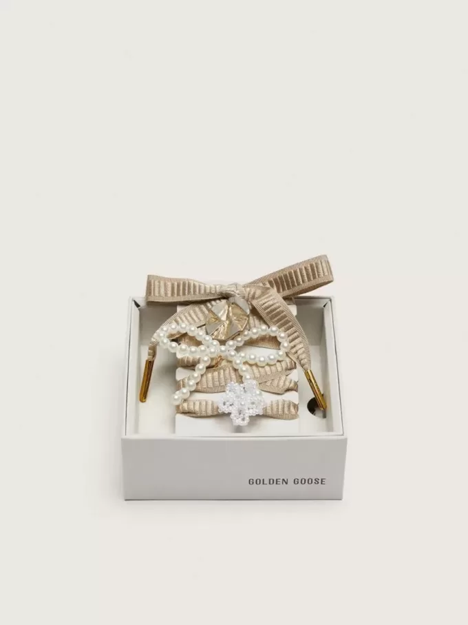 Hautfarbene „Sparkling”-Beige bestickte Schnürsenkel mit applizierten Perlenanhängern und goldenem Anhänger