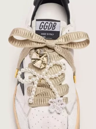 Hautfarbene „Sparkling”-Beige bestickte Schnürsenkel mit applizierten Perlenanhängern und goldenem Anhänger