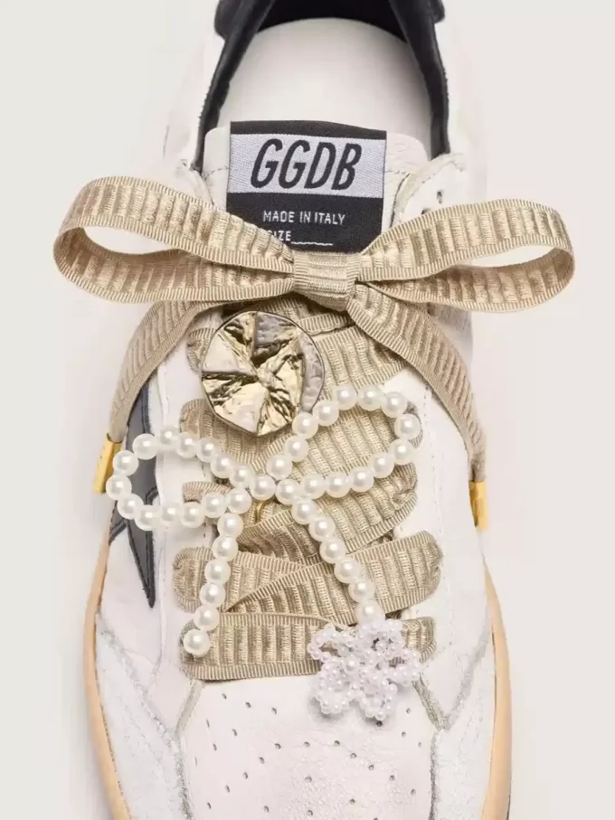 Hautfarbene „Sparkling”-Beige bestickte Schnürsenkel mit applizierten Perlenanhängern und goldenem Anhänger
