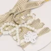 Hautfarbene „Sparkling”-Beige bestickte Schnürsenkel mit applizierten Perlenanhängern und goldenem Anhänger