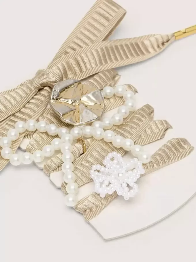 Hautfarbene „Sparkling”-Beige bestickte Schnürsenkel mit applizierten Perlenanhängern und goldenem Anhänger