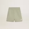 Hellgrüne Shorts mit weißem Stern