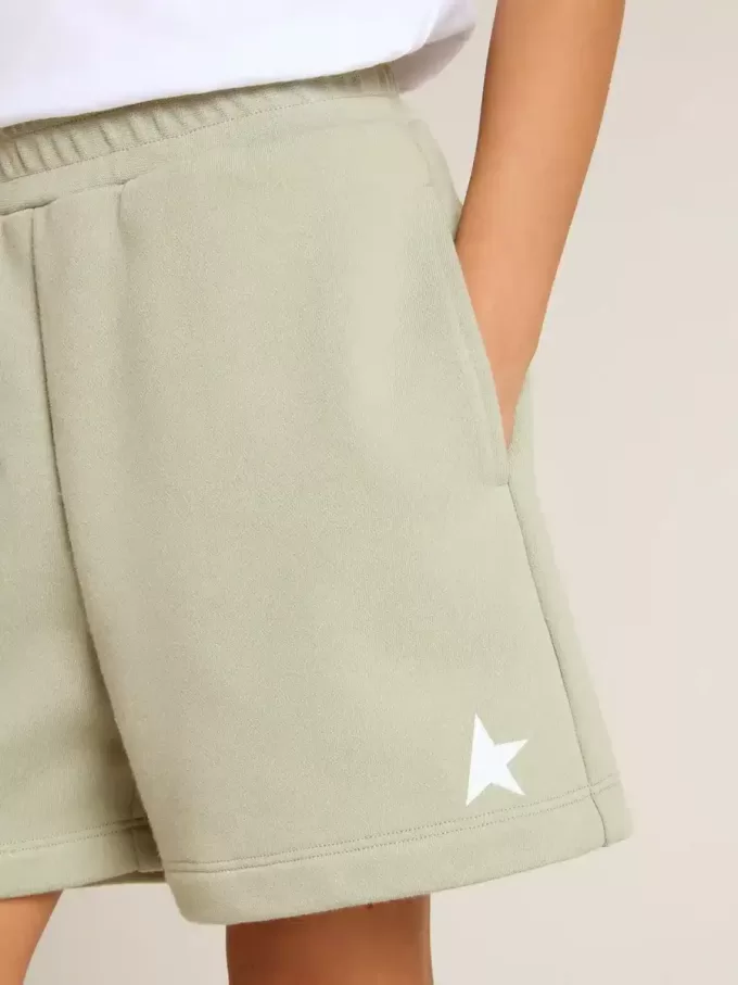 Hellgrüne Shorts mit weißem Stern