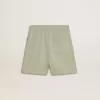Hellgrüne Shorts mit weißem Stern