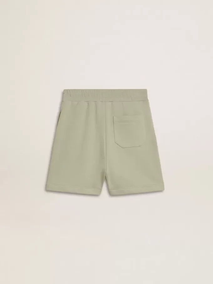 Hellgrüne Shorts mit weißem Stern