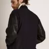 Herren-Bomberjacke aus dunkelblauer Wolle mit Lederärmeln Herren-Bomberjacke aus dunkelblauer Wolle mit Lederärmeln