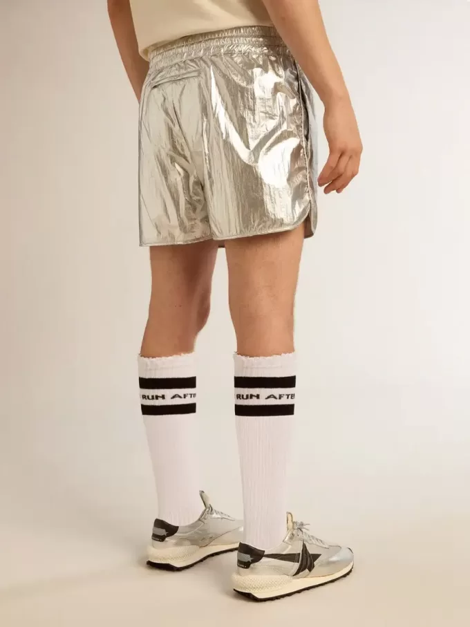 Herren-Laufshorts aus silbernem Stoff