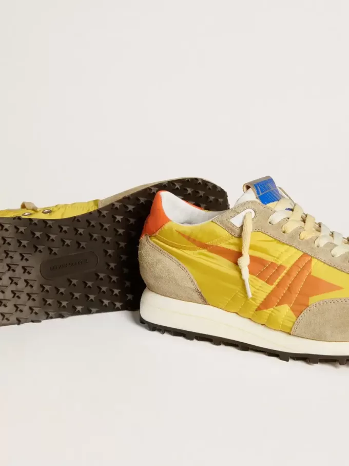 Herren-Marathon mit gelbem Nylon-Obermaterial und orangefarbenem Stern