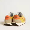 Herren-Marathon mit gelbem Nylon-Obermaterial und orangefarbenem Stern