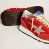 Herren-Marathon mit rotem Nylon-Obermaterial und silbernem Stern