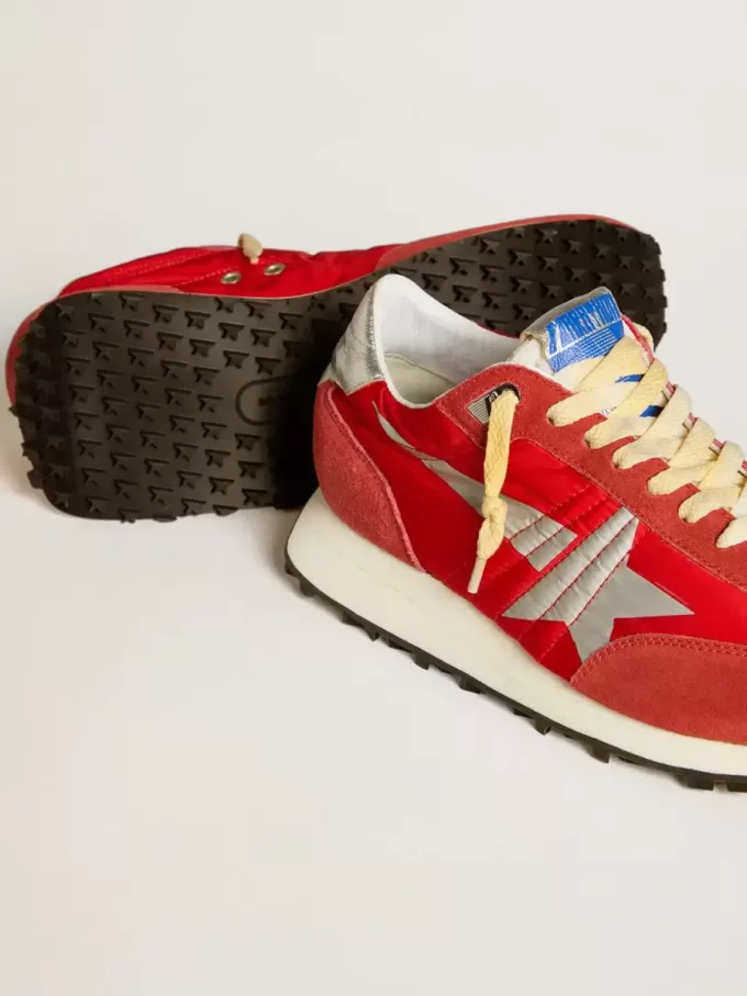 Herren-Marathon mit rotem Nylon-Obermaterial und silbernem Stern