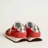 Herren-Marathon mit rotem Nylon-Obermaterial und silbernem Stern