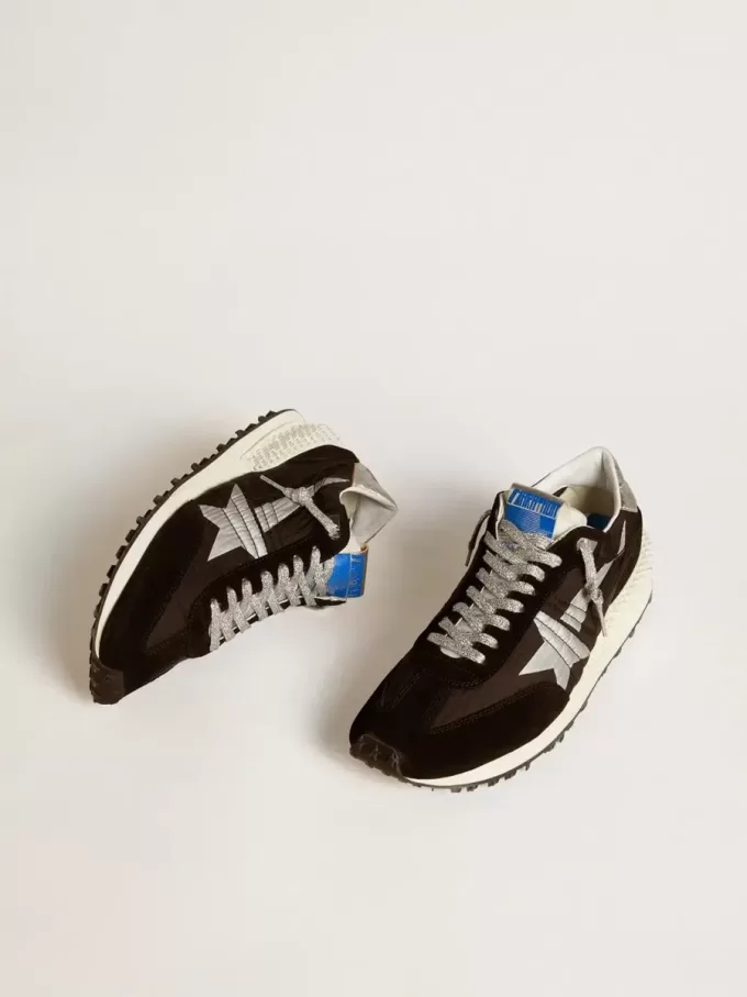 Herren-Marathon mit schwarzem Ripstop-Nylon-Obermaterial und silbernem Stern