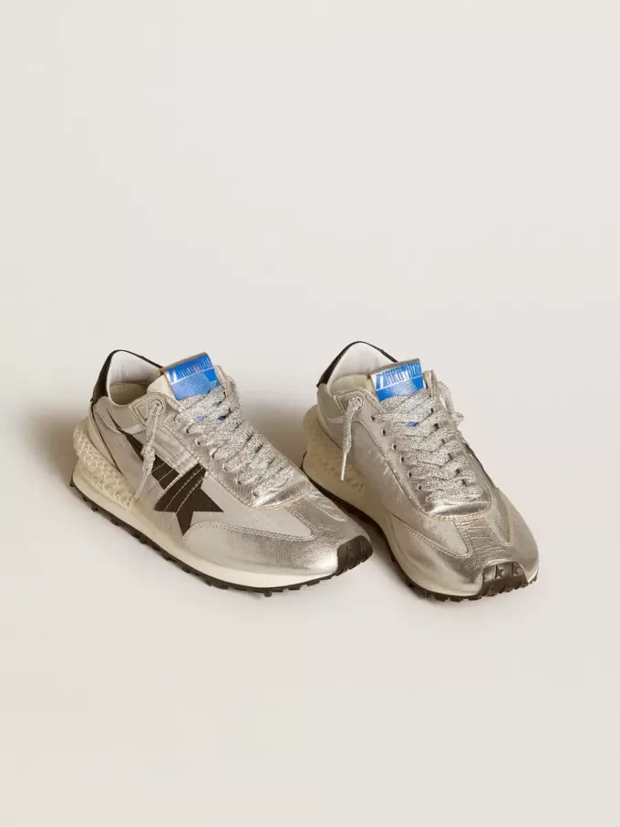 Herren-Marathon mit silbernem Ripstop-Nylon-Obermaterial und schwarzem Stern