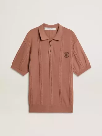Herren-Polo in Ziegelrot mit gesticktem Logo.