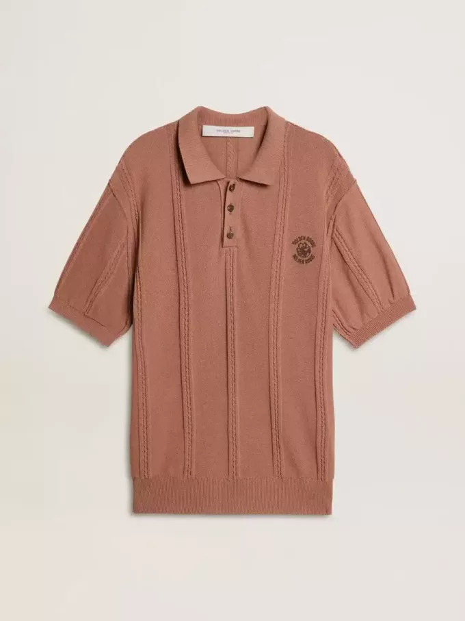 Herren-Polo in Ziegelrot mit gesticktem Logo.