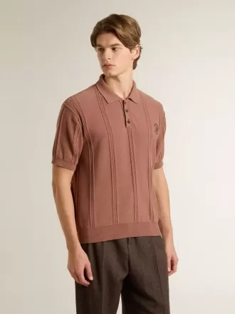 Herren-Polo in Ziegelrot mit gesticktem Logo.
