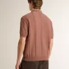 Herren-Polo in Ziegelrot mit gesticktem Logo.