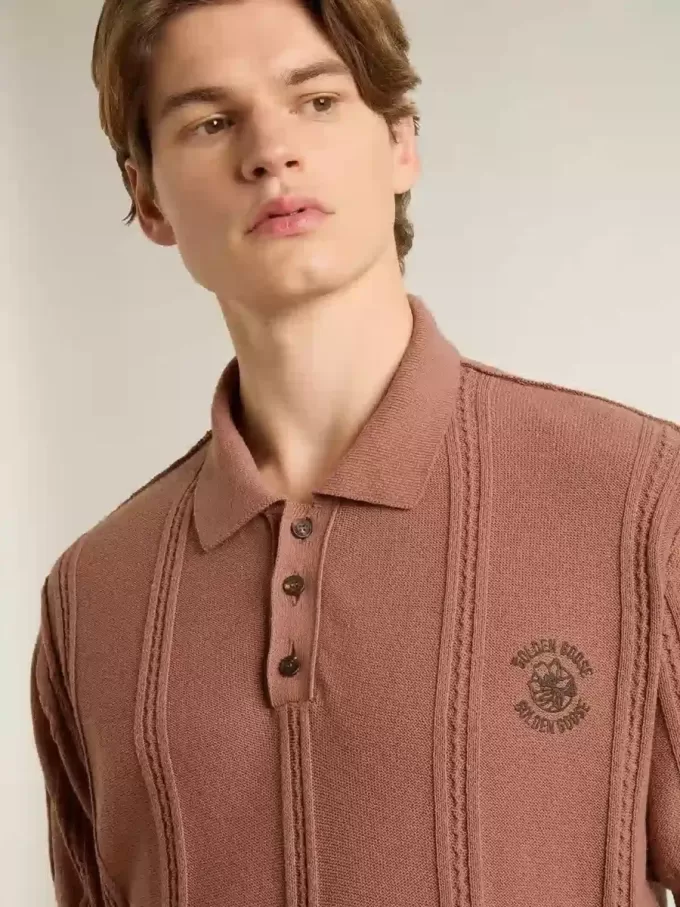 Herren-Polo in Ziegelrot mit gesticktem Logo.