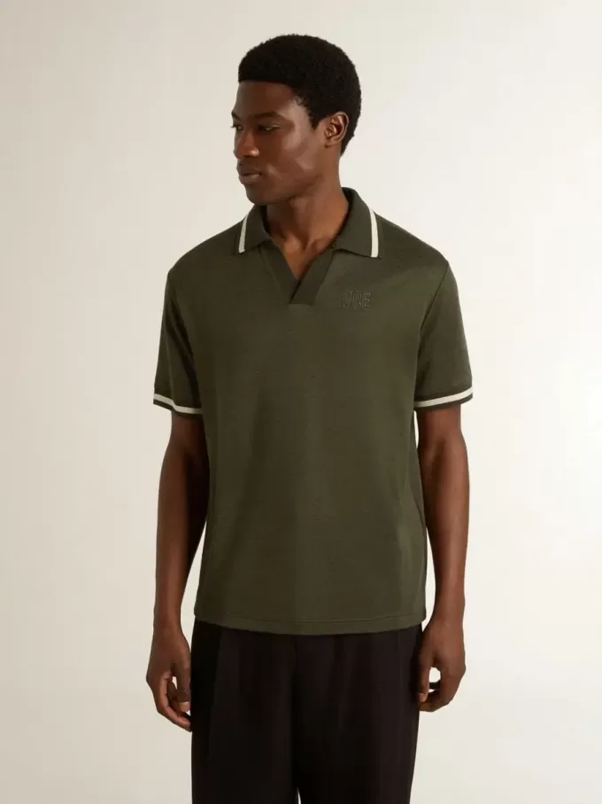 Herren-Polohemd aus militärgrünem Jersey mit Stickerei