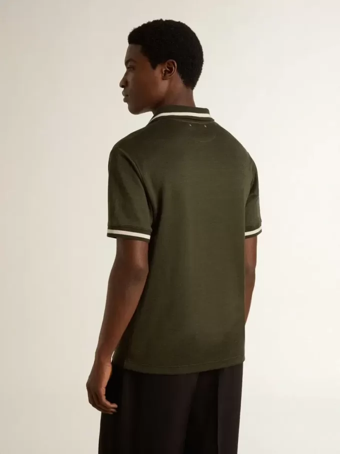 Herren-Polohemd aus militärgrünem Jersey mit Stickerei