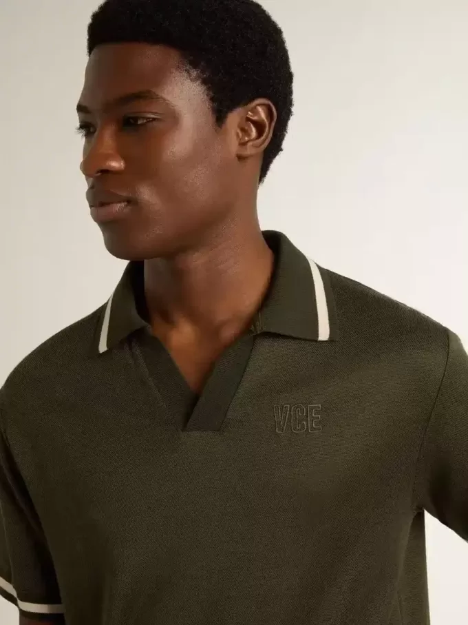 Herren-Polohemd aus militärgrünem Jersey mit Stickerei