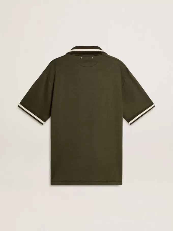 Herren-Polohemd aus militärgrünem Jersey mit Stickerei