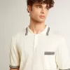 Herren-Polohemd in Used-Weiß mit blauen Rippbündchen