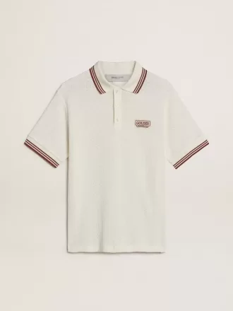 Herren-Poloshirt aus weißem, perforiertem Strick mit burgunderfarbenen Streifendetails